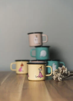 Muurla Mymble Retro εμαγιέ κούπα 37 Cl -Κατάστημα Marimekko 514260 01 7 EnvironmentImage 5d489ab4f7